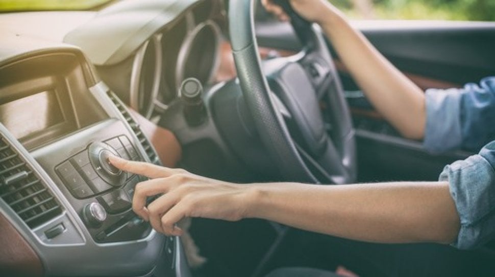 Ritme Perjalanan: Menikmati Setiap Kilometer dengan Playlist dan Mobil yang Tepat